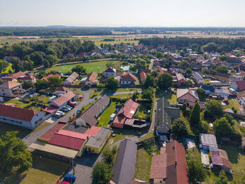 Letecký pohled na dům a okolí - Prodej domu 105 m², Sokoleč