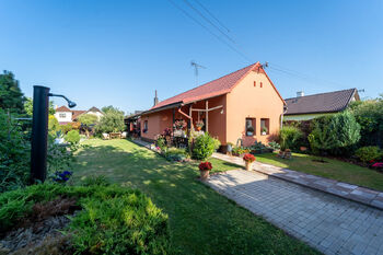 Pohled na dům a zahradu - Prodej domu 105 m², Sokoleč 