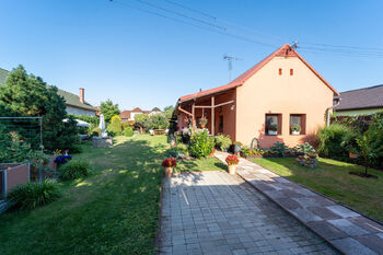 Pohled na dům a zahradu - Prodej domu 105 m², Sokoleč