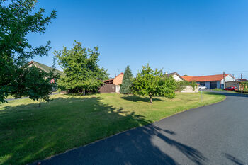 Klidné okolí nemovitosti - Prodej domu 105 m², Sokoleč