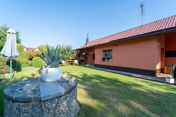 Pohled na dům a zahradu (v popředí studna) - Prodej domu 105 m², Sokoleč