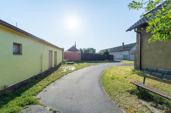 Klidné okolí nemovitosti - Prodej domu 105 m², Sokoleč