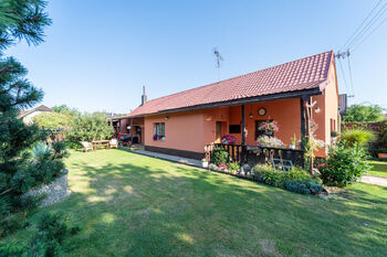 Pohled na dům a zahradu - Prodej domu 105 m², Sokoleč