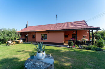 Pohled na dům a zahradu (v popředí studna) - Prodej domu 105 m², Sokoleč