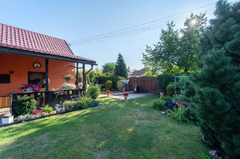 Pohled na dům a zahradu - Prodej domu 105 m², Sokoleč