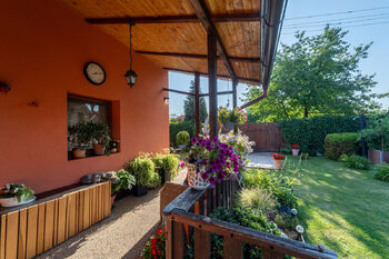 Pohled na dům a zahradu - Prodej domu 105 m², Sokoleč