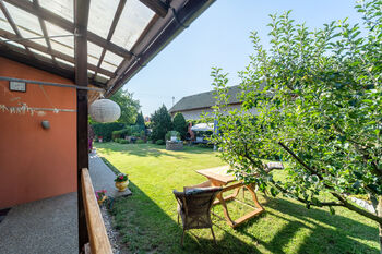 Pohled na zahradu - Prodej domu 105 m², Sokoleč