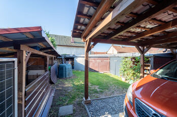 Přístřešek na auto a úložné prostory - Prodej domu 105 m², Sokoleč