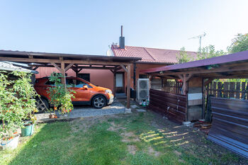 Přístřešek na auto a tepelné čerpadlo - Prodej domu 105 m², Sokoleč