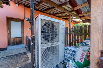 Pohled na tepelné čerpadlo - Prodej domu 105 m², Sokoleč