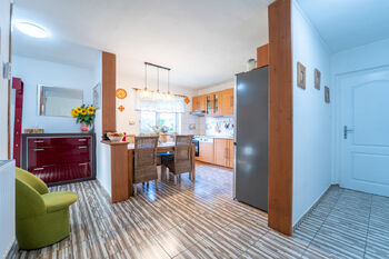 Průchozí kuchyně s jídelní částí - Prodej domu 105 m², Sokoleč