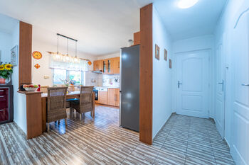 Průchozí kuchyně s jídelní částí - Prodej domu 105 m², Sokoleč