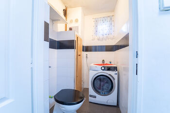Samostatné WC s místem na pračku - Prodej domu 105 m², Sokoleč