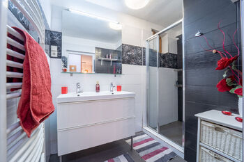Koupelna se sprchovým koutem - Prodej domu 105 m², Sokoleč