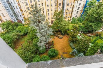 Zahrada ve vnitrobloku - Pronájem bytu 3+kk v osobním vlastnictví 90 m², Praha 2 - Vinohrady