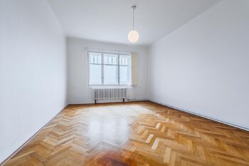 Obývací pokoj - orientace na západ - Pronájem bytu 3+kk v osobním vlastnictví 90 m², Praha 2 - Vinohrady