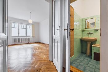 Obývací pokoj - orientace na západ - Pronájem bytu 3+kk v osobním vlastnictví 90 m², Praha 2 - Vinohrady
