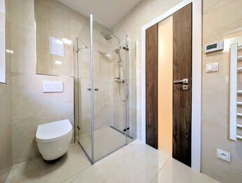 koupelna ... - Pronájem bytu 1+kk v osobním vlastnictví 30 m², Havlíčkův Brod