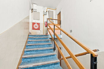 schodiště - Prodej bytu 3+1 v osobním vlastnictví 77 m², Teplice