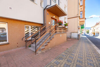 vchod - Prodej bytu 3+1 v osobním vlastnictví 77 m², Teplice