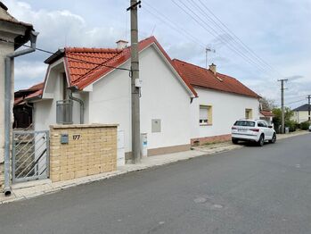 pohled na dům z ulice - Pronájem domu 58 m², Hostouň 