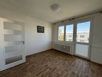 Ložnice s balkonem - Pronájem bytu 3+1 v družstevním vlastnictví 63 m², České Budějovice