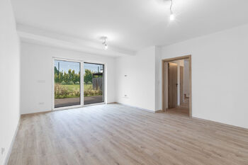 Obývací pokoj - vchod na zahradu - Prodej domu 98 m², Čeladná