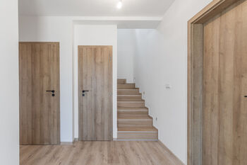 Schody do prvního patra - Prodej domu 98 m², Čeladná