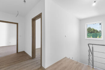 Chodba v I. patře - Prodej domu 98 m², Čeladná