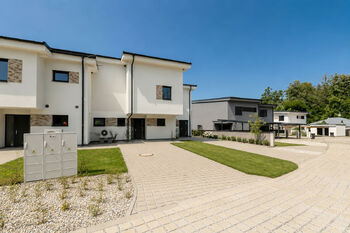Parkovací místa před domem - Prodej domu 98 m², Čeladná