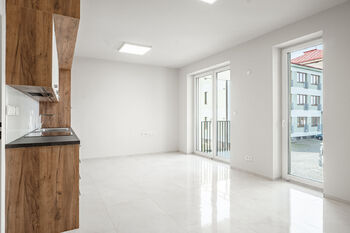 velký pokoj se vstupy na balkon ... - Pronájem bytu 1+kk v osobním vlastnictví 37 m², Havlíčkův Brod