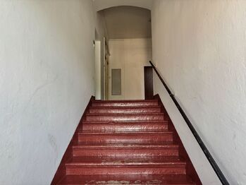 Vnitřní prostory domu - Prodej bytu 2+kk v osobním vlastnictví 73 m², Nové Město nad Metují