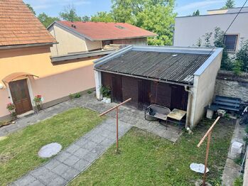 Dvůr s komorou k bytu - Prodej bytu 2+kk v osobním vlastnictví 73 m², Nové Město nad Metují