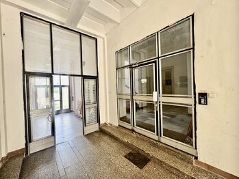 Vstup do obytné části domu - Prodej bytu 2+kk v osobním vlastnictví 73 m², Nové Město nad Metují