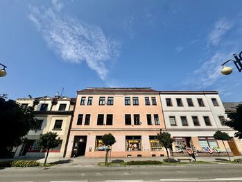 Pohled z ulice - čelní pohled - Prodej bytu 2+kk v osobním vlastnictví 73 m², Nové Město nad Metují