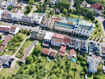 Dron - zadní pohled na dům - Prodej bytu 2+kk v osobním vlastnictví 73 m², Nové Město nad Metují
