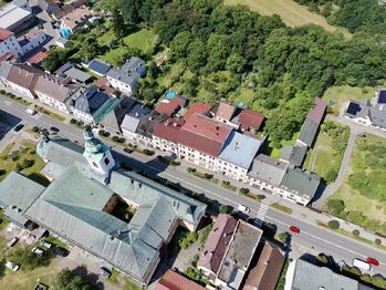 Dron - horní pohled s klášterem - Prodej bytu 2+kk v osobním vlastnictví 73 m², Nové Město nad Metují 