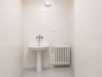 Koupelna - Pronájem kancelářských prostor 15 m², Praha 8 - Karlín