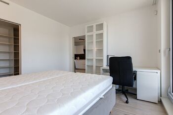 Ložnice se šatnou - Pronájem bytu 2+kk v osobním vlastnictví 56 m², Praha 9 - Libeň