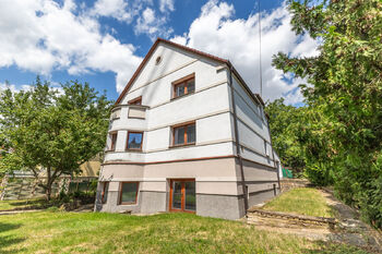 Pohled na dům z jihu - Prodej domu 314 m², Praha 4 - Braník 