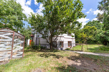 Jižně orientovaná část zahrady - Prodej domu 314 m², Praha 4 - Braník