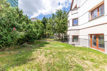 Jižně orientovaná část zahrady - Prodej domu 314 m², Praha 4 - Braník