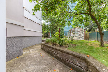 Pohled na vchod z ulice Údolní - Prodej domu 314 m², Praha 4 - Braník
