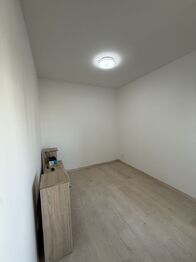 Obývací pokoj - Pronájem bytu 2+kk v osobním vlastnictví 34 m², Praha 8 - Bohnice