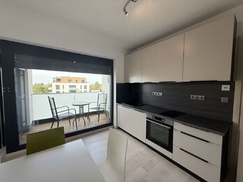 Kuchyň - Pronájem bytu 2+kk v osobním vlastnictví 34 m², Praha 8 - Bohnice