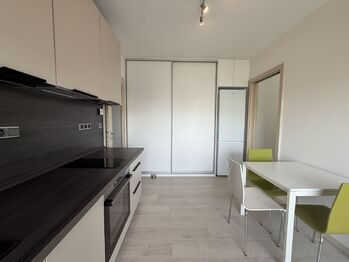 Kuchyň s obývací čáatí  - Pronájem bytu 2+kk v osobním vlastnictví 34 m², Praha 8 - Bohnice