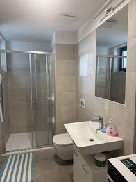Koupelna - Pronájem bytu 2+kk v osobním vlastnictví 34 m², Praha 8 - Bohnice