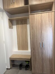 Předsíňová stěna  - Pronájem bytu 2+kk v osobním vlastnictví 34 m², Praha 8 - Bohnice