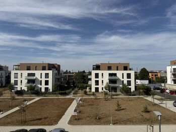 Pohled z okna do areálu - Pronájem bytu 2+kk v osobním vlastnictví 34 m², Praha 8 - Bohnice