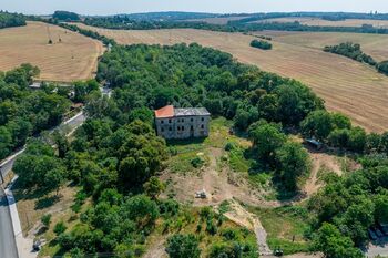Prodej historického objektu 990 m², Zdiby